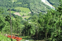 Helikopter in pajek nad dolino Soče
