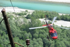 Helikopter med daljnovodom in smaragdno reko